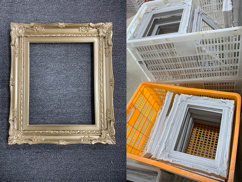 An der Wand hängt ein wunderschöner antiker Bilderrahmen.